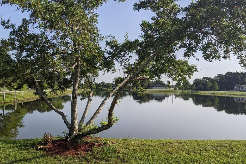 Port Saint Lucie A Little Piece Of Heaven- Peaceful Lake View Apartment- 1 Min From I95 And Turnpike Port St. Lucie Luaran gambar